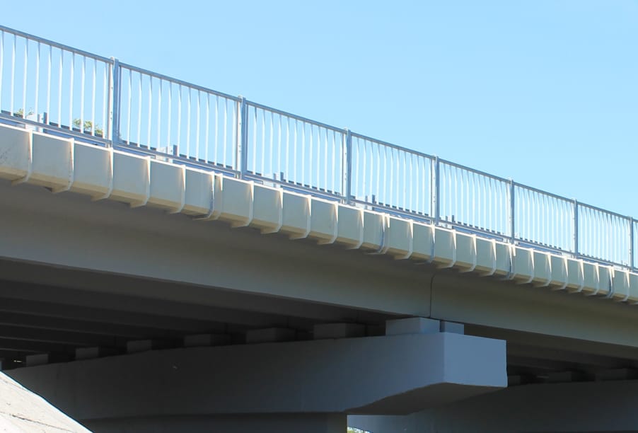 В Архангельской области капитально ремонтируют мост через реку Лахому